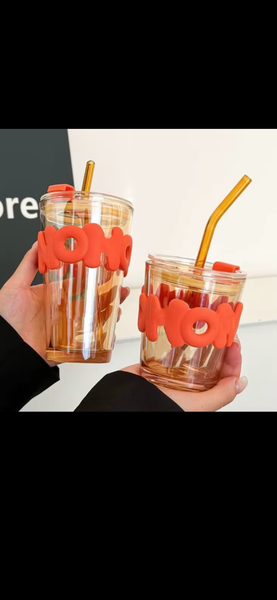 Gobelet avec paille et décor