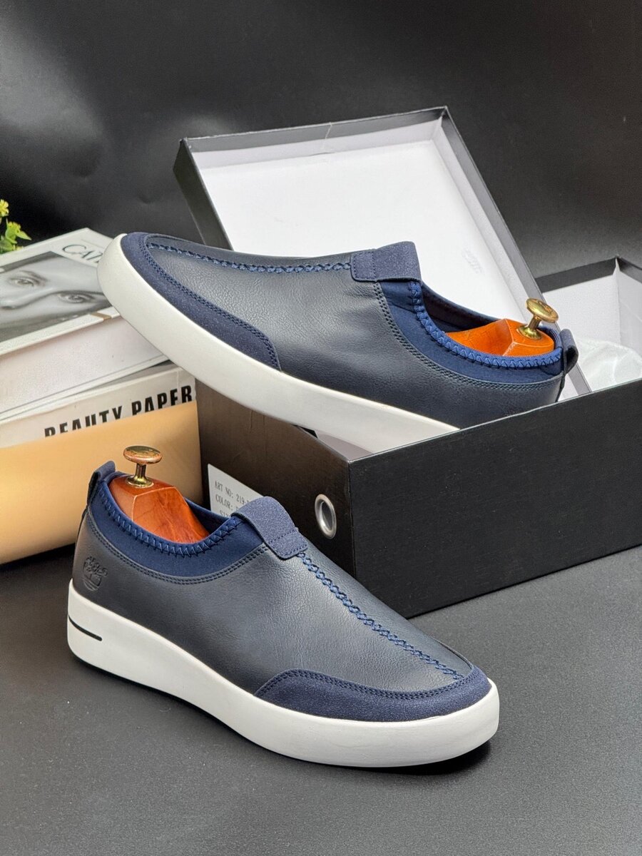 TIMBERLAND NAVY AND WHITE