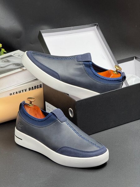 TIMBERLAND NAVY AND WHITE