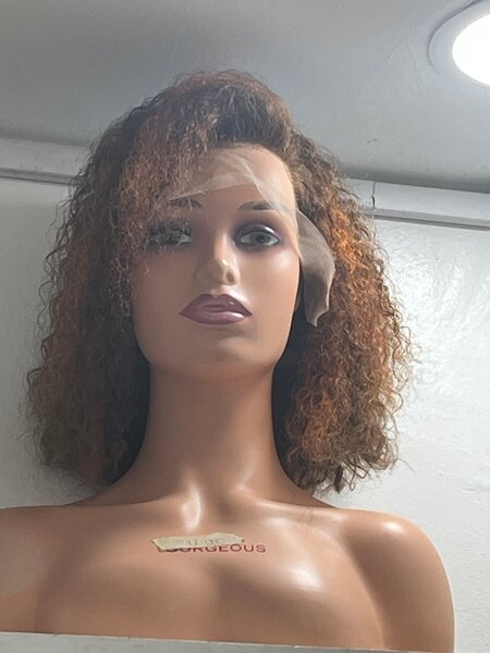 Mannequin tête avec perruque bouclée