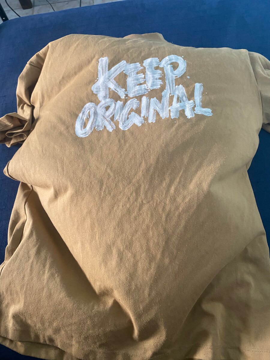 T-shirt marron avec 'KEEP ORIGINAL' imprimé