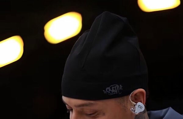 Bonnet noir avec logo argenté pour homme