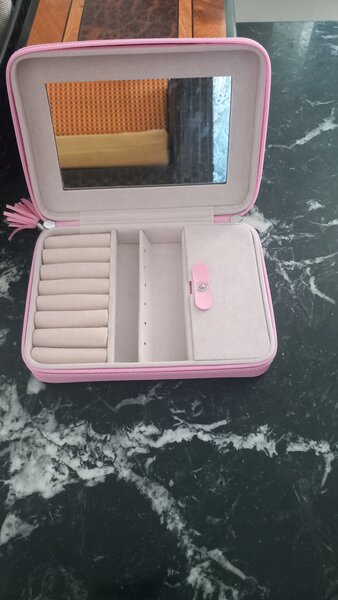 Travel jewellery case with zip