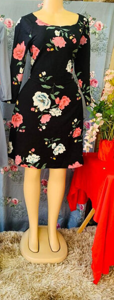 robe noire avec fleurs