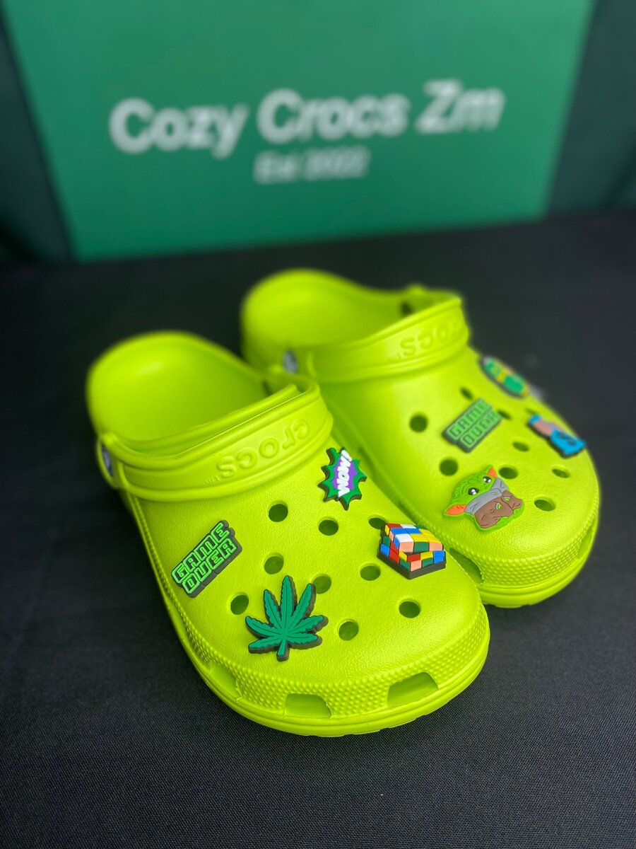 ICONIC CLASSIC CROCS