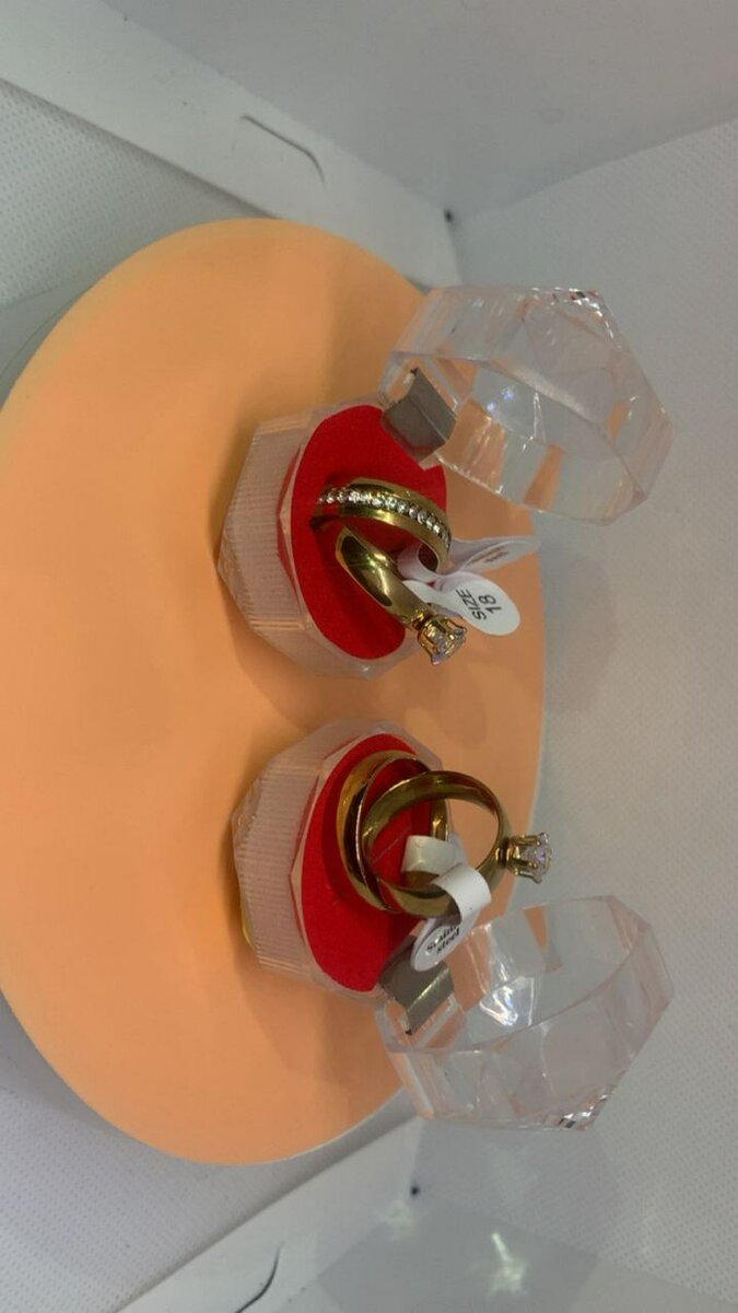 Bague en or avec pierres précieuses