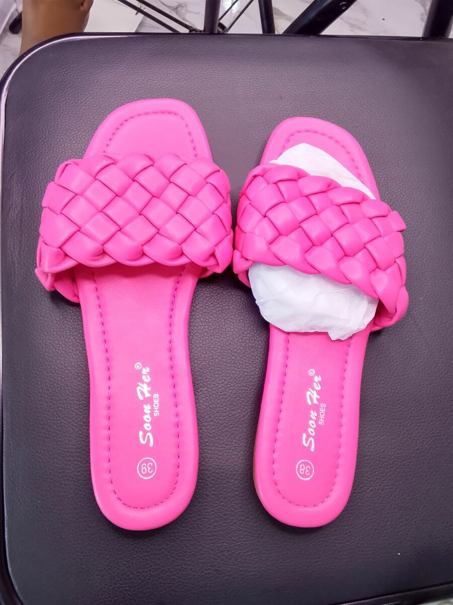 Sandales tressées colorées