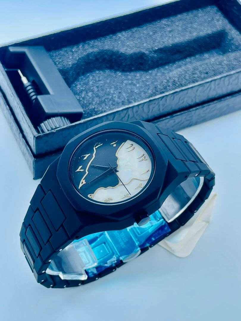 Montre élégante noire