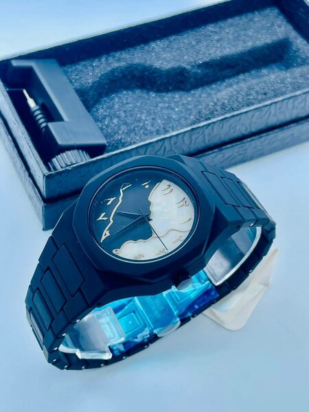 Montre élégante noire