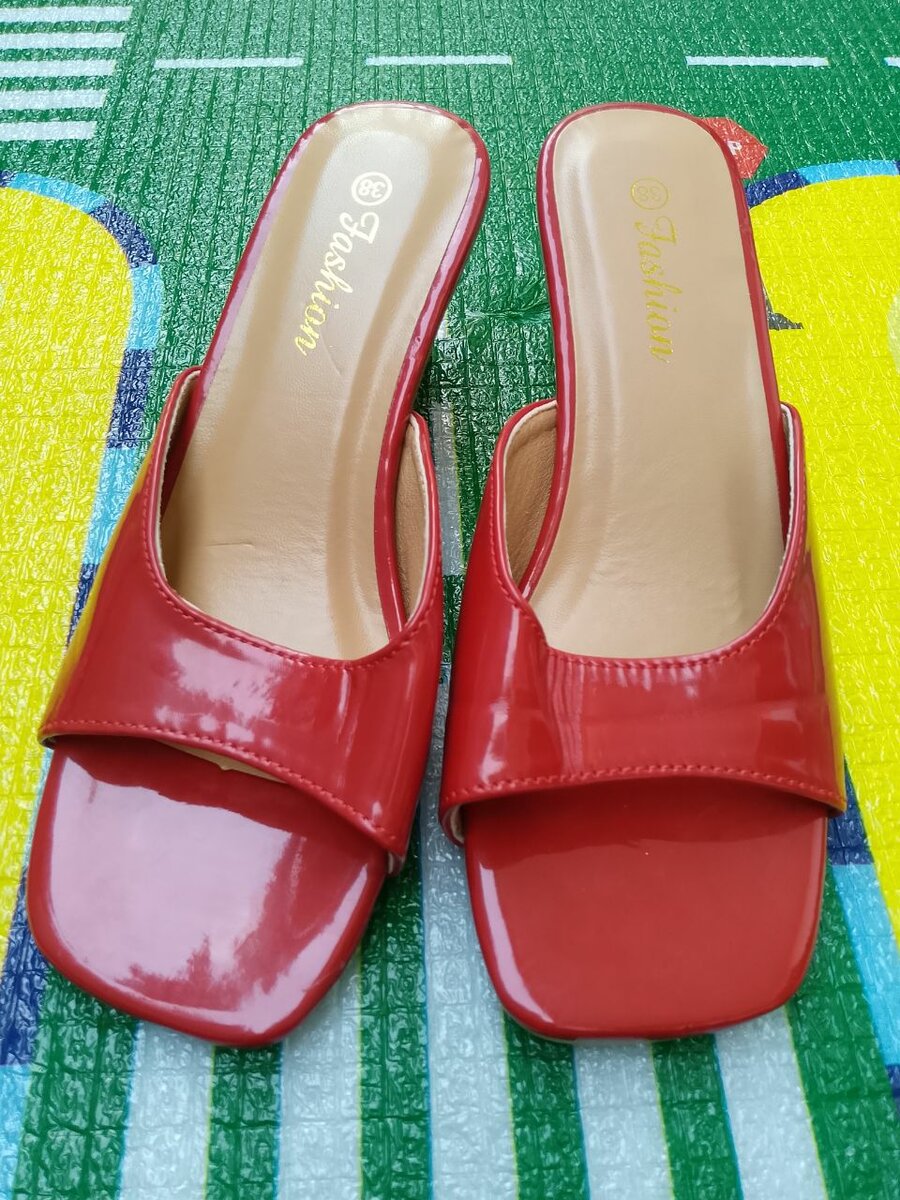 Sandales en cuir rouge élégant