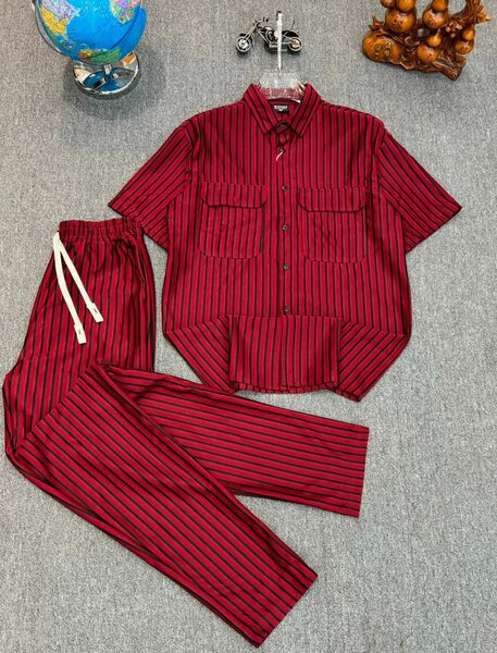 Survêtement rayé rouge élégant