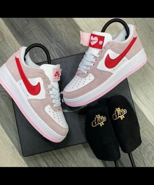 Sneakers rouges et blancs stylés