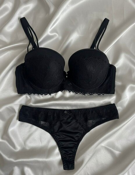 Ensemble lingerie noir élégant