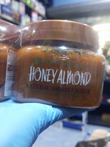 Gommage corporel au miel et à l'amande