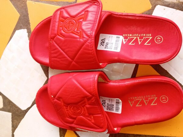 Tongs rouges confortables