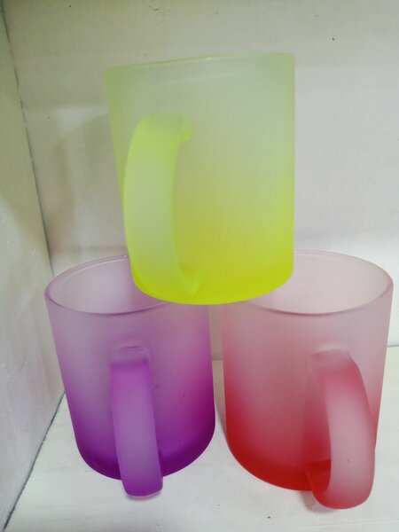 Tasses colorées en verre givré