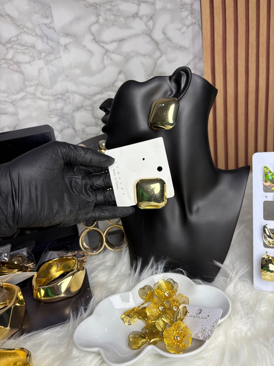 Boucles d'oreilles dorées modernes