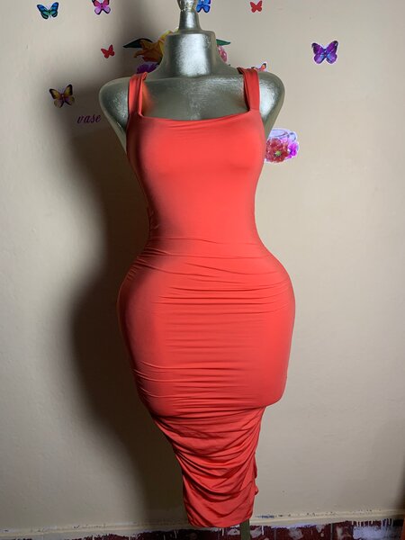 Robe moulante rouge élégante