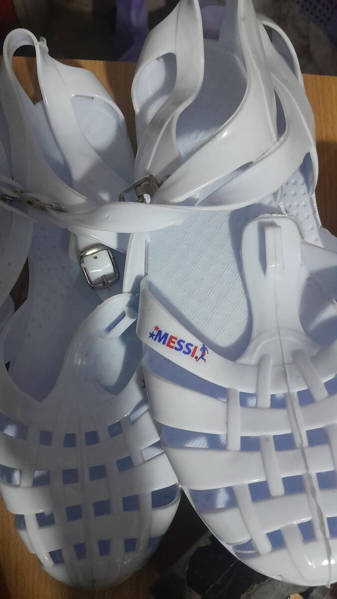 Sandales en plastique blanc