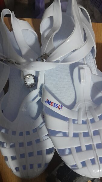 Sandales en plastique blanc