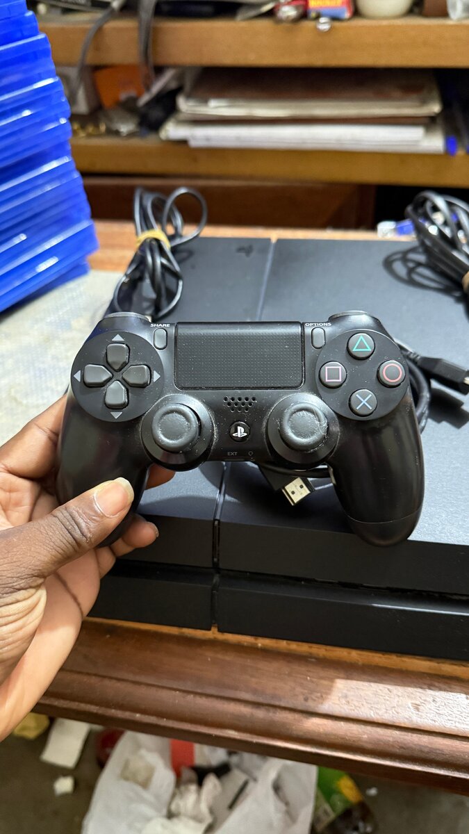 Console PS4 avec manette