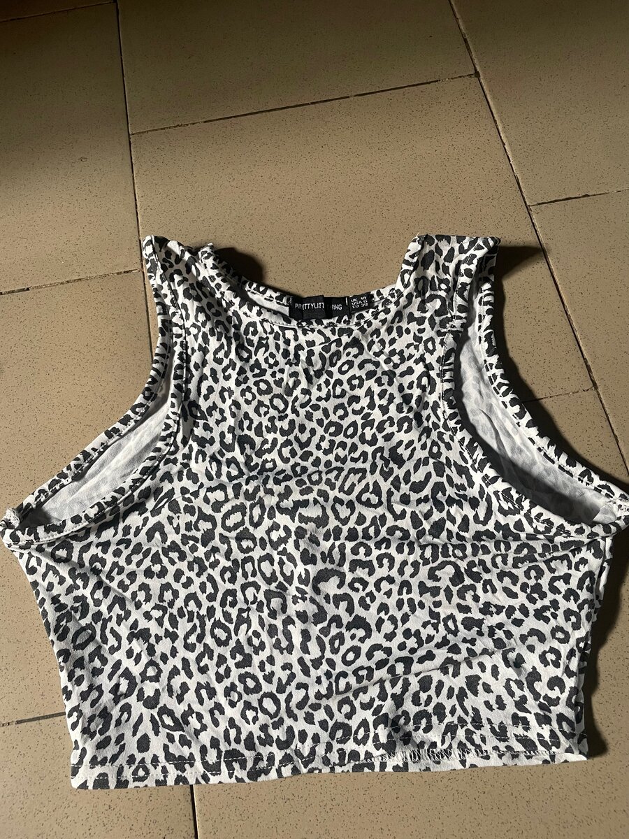 Top court imprimé léopard