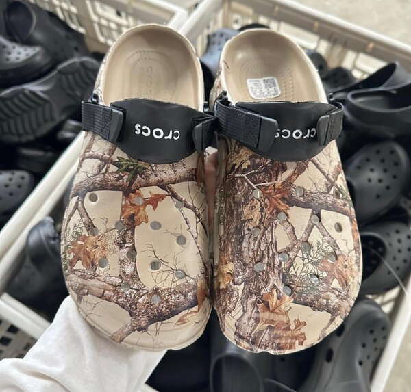 Crocs camouflage motif
