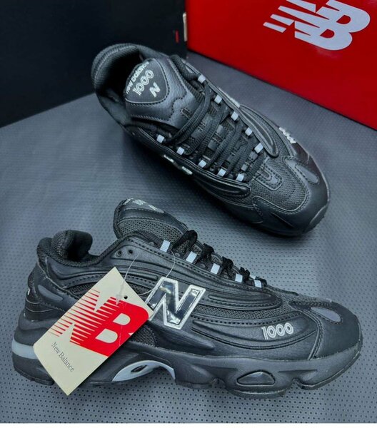 NEW BALANCE SNEAKERS.