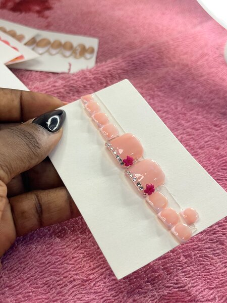 Faux ongles nude avec décoration