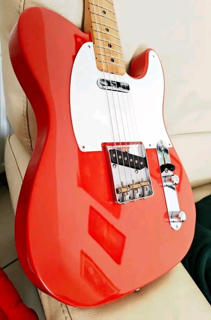 Guitare électrique rouge éclatant