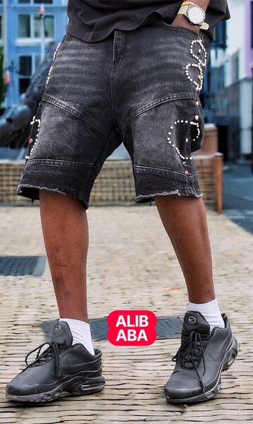 Short en jean noir brodé