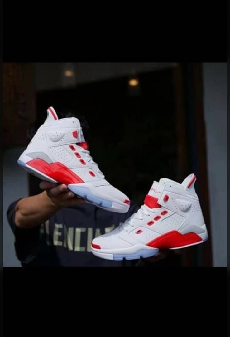 Baskets montantes blanches et rouges