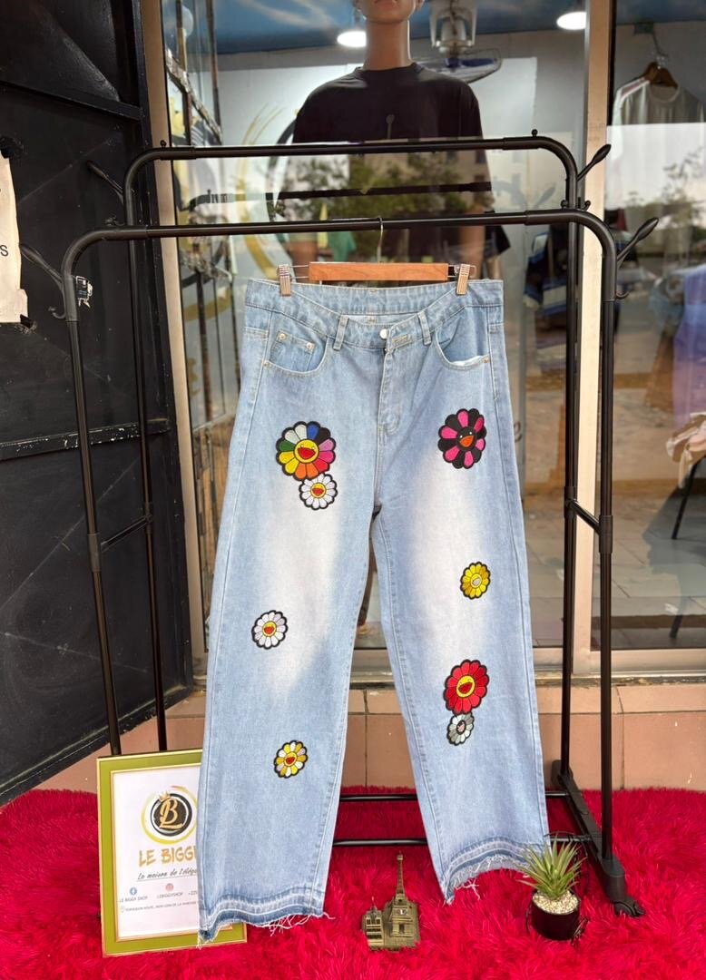 Jean à motifs floraux colorés