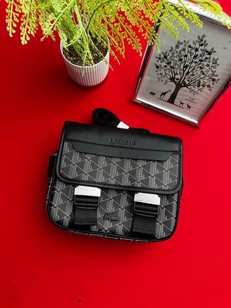 Sacoche Lacoste élégante