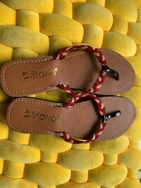 Tongs en cuir élégant pour femme