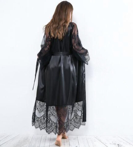 Peignoir en satin et dentelle