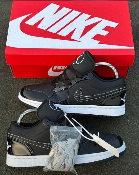 Nike Black Low Sneakers