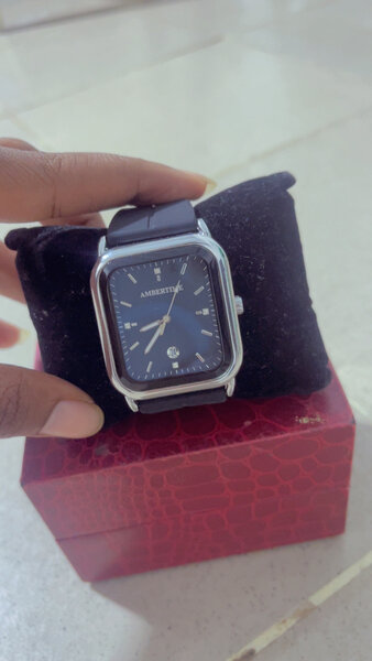 Montre élégante homme carrée