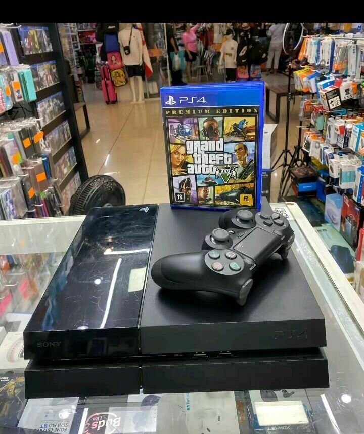 Console PS4 avec manette et GTA V