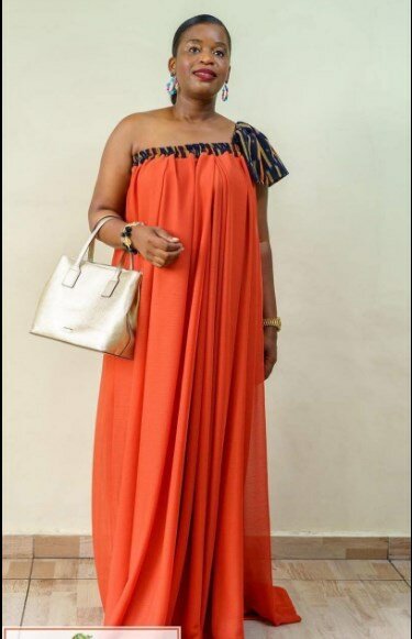 Robe longue orange, fluide, manches contrastées