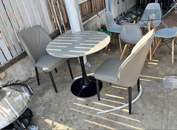 Set de table et chaises modernes