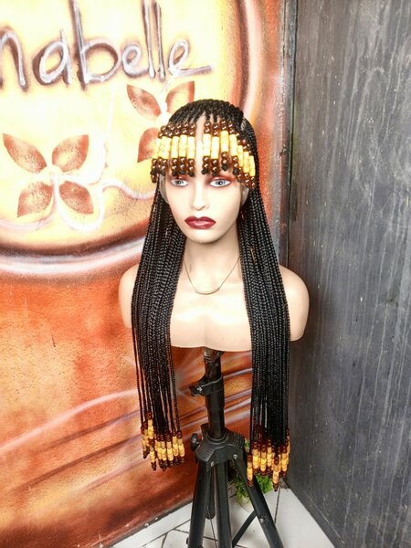 Perruque tressée avec perles