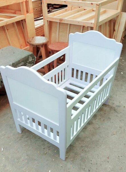 Lit bébé en bois blanc