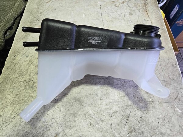 Бачок расширителя.