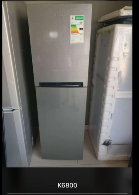refrigerador gris alto