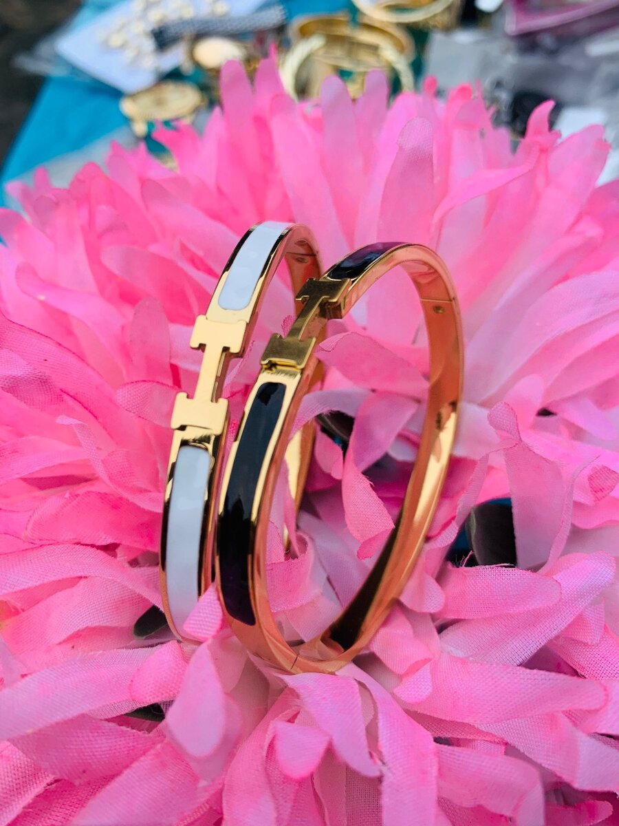 Ladies bracelets/bangle