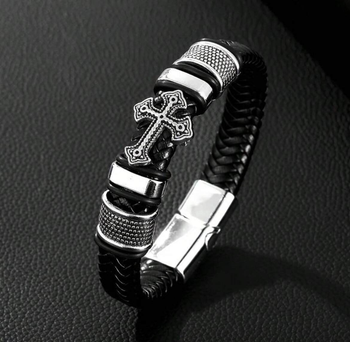 Bracelet en cuir avec croix