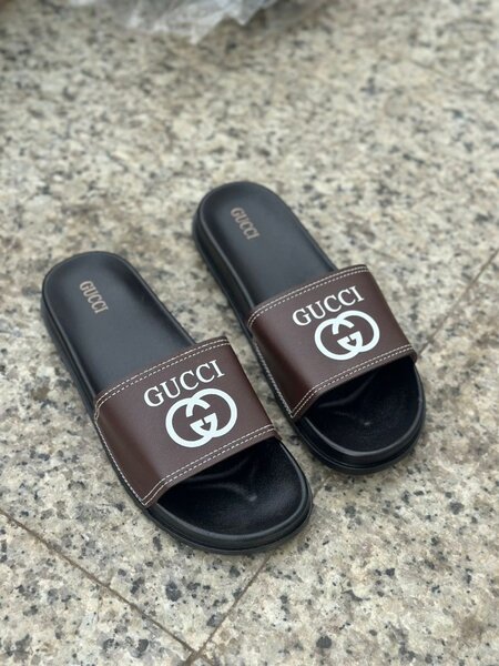 Claquettes de Marque Élégantes