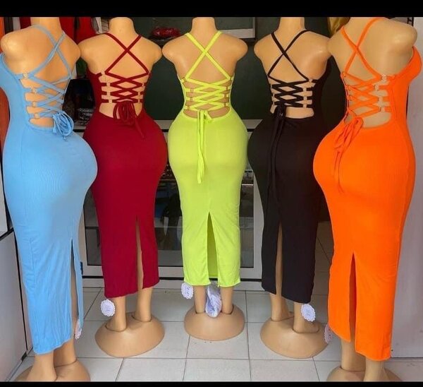 Robe moulante échancrée