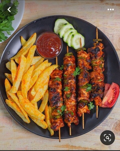 Brochettes de poulet/ frites